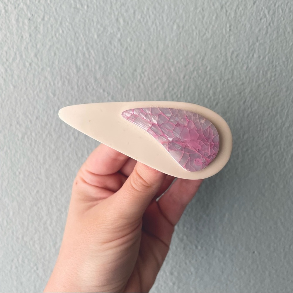 ♦️5/$15♦️ Vintage | 80s Hair Clip w/ Iridescent Shell Detail